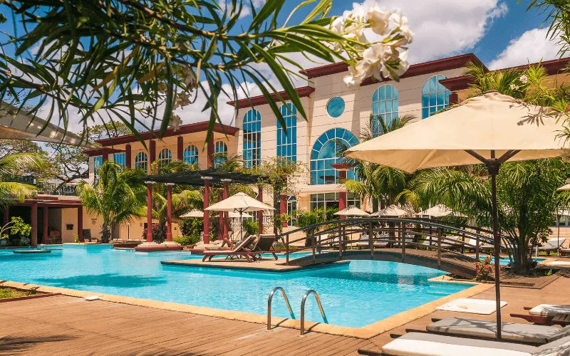 Stunning-hotel-pool